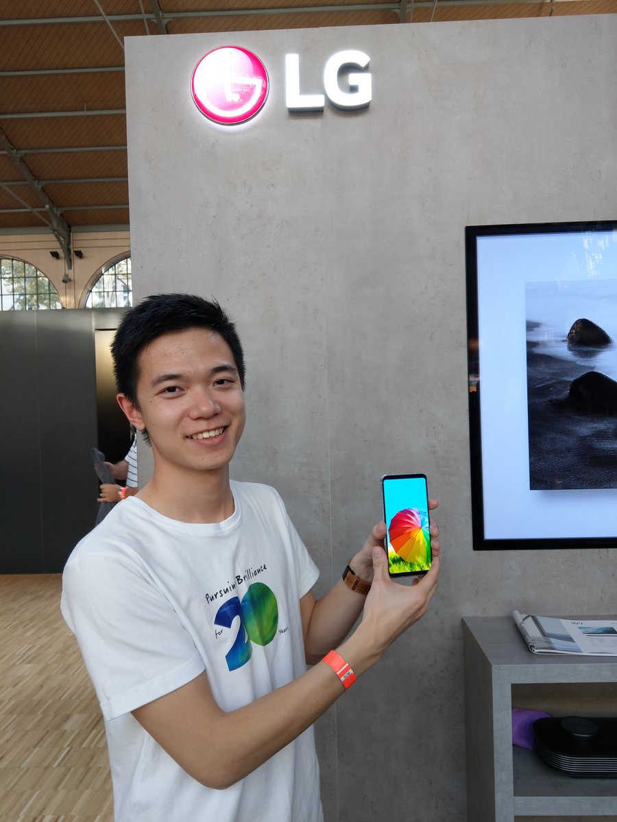 Alpertcr7's tweet photo. Impressionnant l'écran et design de #LGV30 #FullVision #GEEKSLIVE #Geekslive2017 https://t.co/vj2bWV24zJ