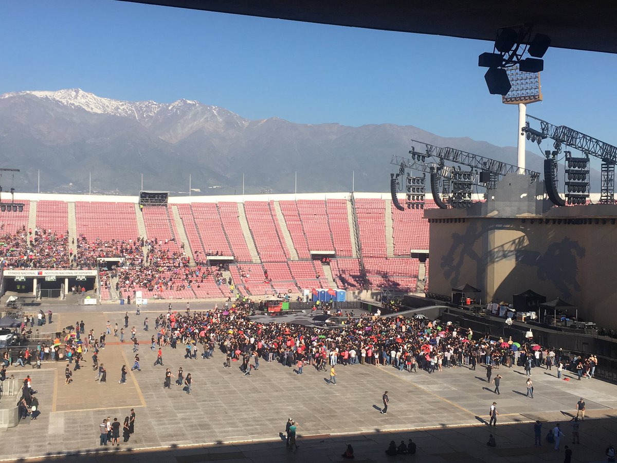 conciertoradio's tweet photo. Se abrieron las puertas del Estadio Nacional y los fans ya hacen ingreso al recinto #U2enConcierto https://t.co/cK4jSHg9Gu