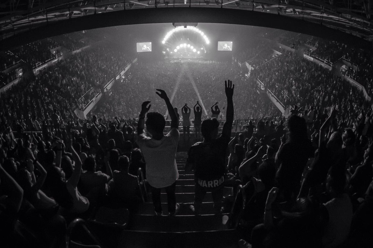 KaseO_real's tweet photo. 8000 gracias, ya tengo nostalgia de vosotros y #felixelextraterrestre me ha dicho que quiere más!
28/10 Alicante! 
📷 @GustaffChoos https://t.co/fEpTgxoBVA