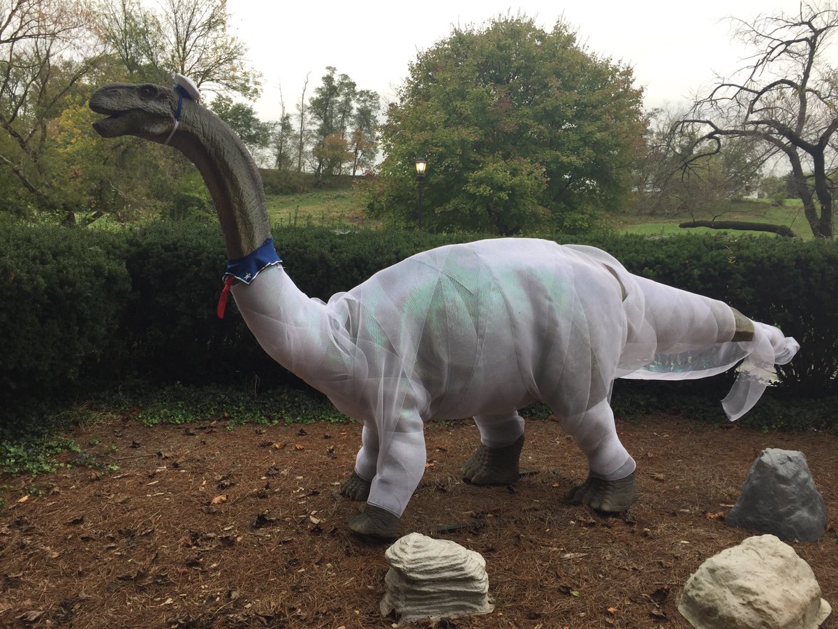DailyVacationer's tweet photo. Even the #dinosaurs on #ExplorationIsland are celebrating #DWHappyHauntings at @DutchWonderland! *roar!* https://t.co/CVyKC8cZj5