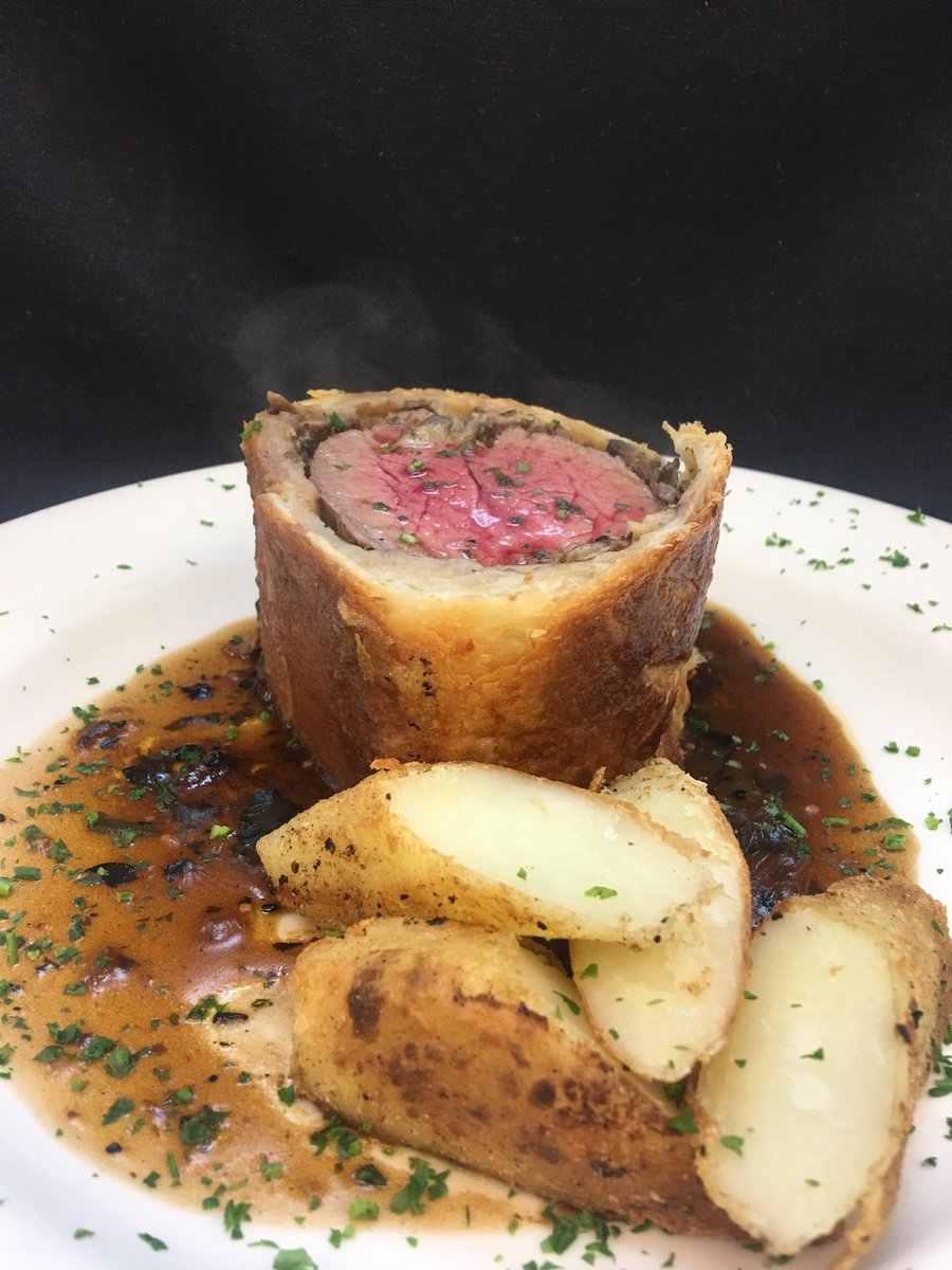 ChefRandal's tweet photo. Beef Wellington with château potato and truffle demi-glaze https://t.co/TXag4oSDmu