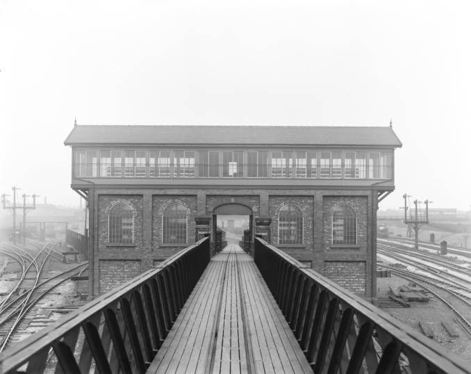 Really interesting to think this existed at #CreweRailwayStation years ago! Image at nrm.org.uk/ourcollection/… #crewe @creweheritage