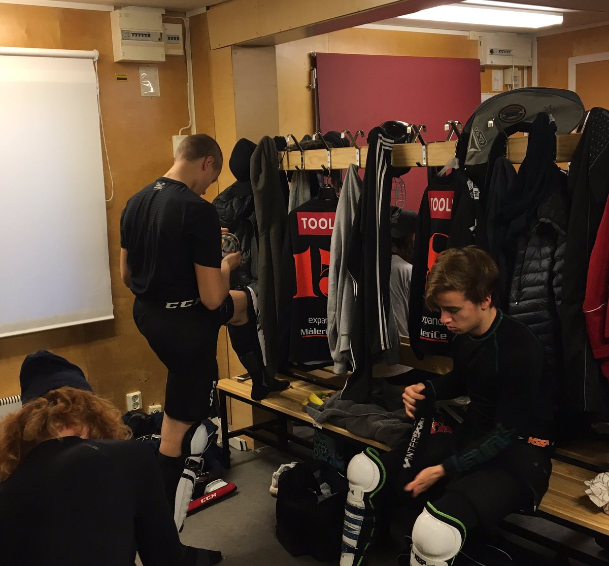 TBVasteras's tweet photo. Vårt grymma P18 lag vann idag med 7-0 mot VSK &amp; 6-2 mot Sirius i Svenska cupen i Örebro🔴🖤 https://t.co/p8mYtOuAbt