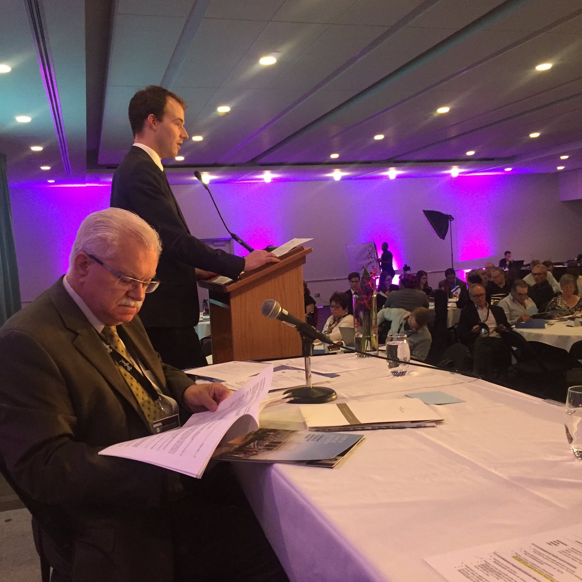 ACFAAB's tweet photo. Notre président @albertnolette présente notre rapport annuel 2016-2017, une année historique pour l'Alberta. #frab #frcan #ACFA2017 https://t.co/MiBZEsqDnR