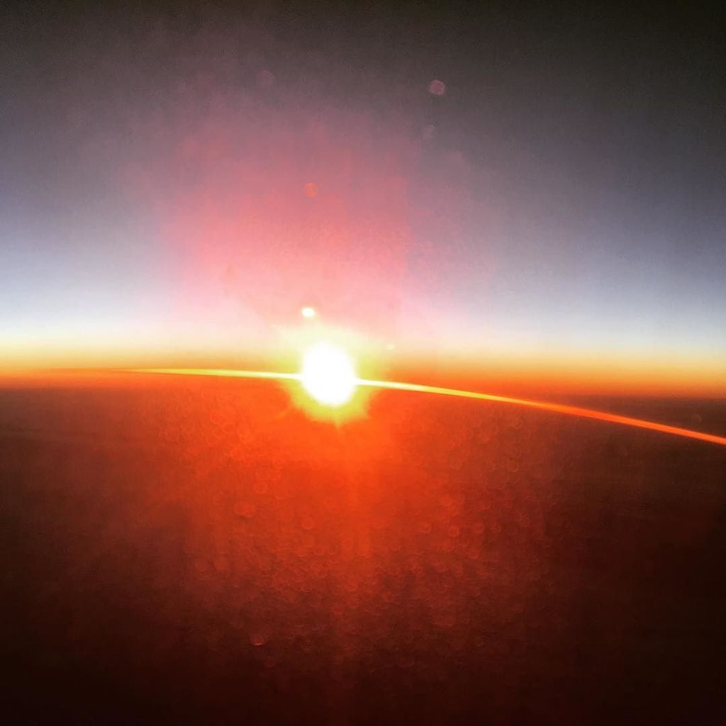 klewis1993's tweet photo. Sunrise up in the sky on this mornings flight. #sunrise #abovetheclouds #baflight #toibiza #holidays #flying https://t.co/RW7kHtjrhB https://t.co/MhSkKwosKB