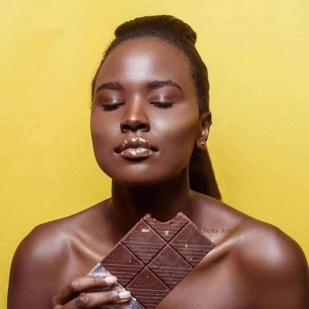 lindt_chile's tweet photo. En Kenia la artista del maquillaje @PerkyArts nos muestra otra forma de disfrutar el Lindt Excellence 85% ¡Arte in… https://t.co/SxVZpsNlVC https://t.co/U85QyEACAE