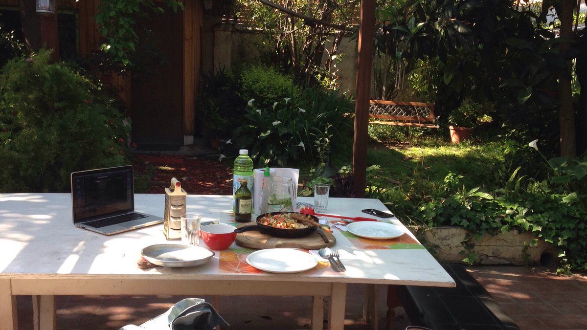Moonviviblue's tweet photo. Almuerzo.... tarde pero almuerzo al fin! #HelenMiranda https://t.co/1YQk0Rbtwk