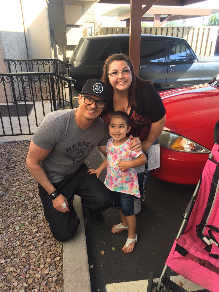Zak_Bagans's tweet photo. Met an adorable fan just now and her mother. Aint she cute! https://t.co/zK9laFjHLe