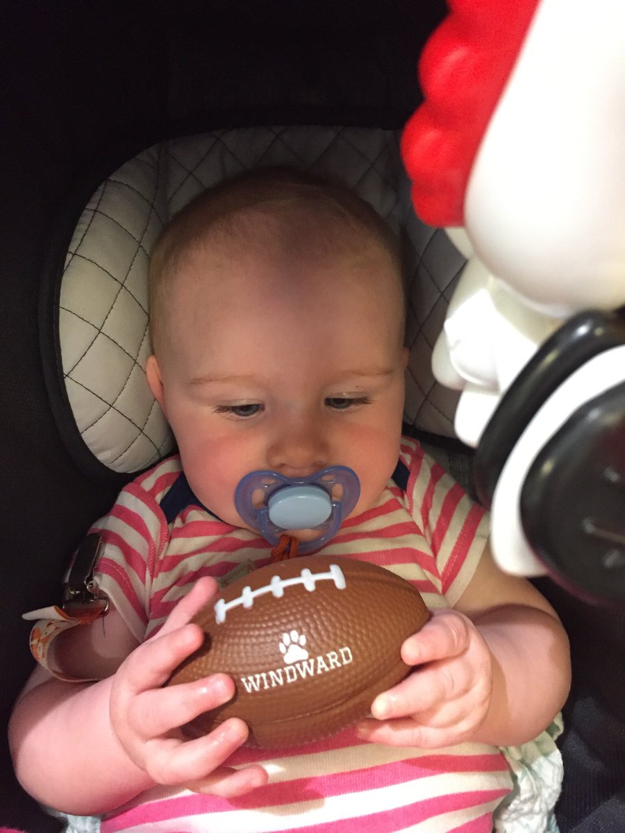 WWAthletics's tweet photo. Everyone getting ready for the football game. #babypaws @WindwardSchool https://t.co/83ewmJK6Xw