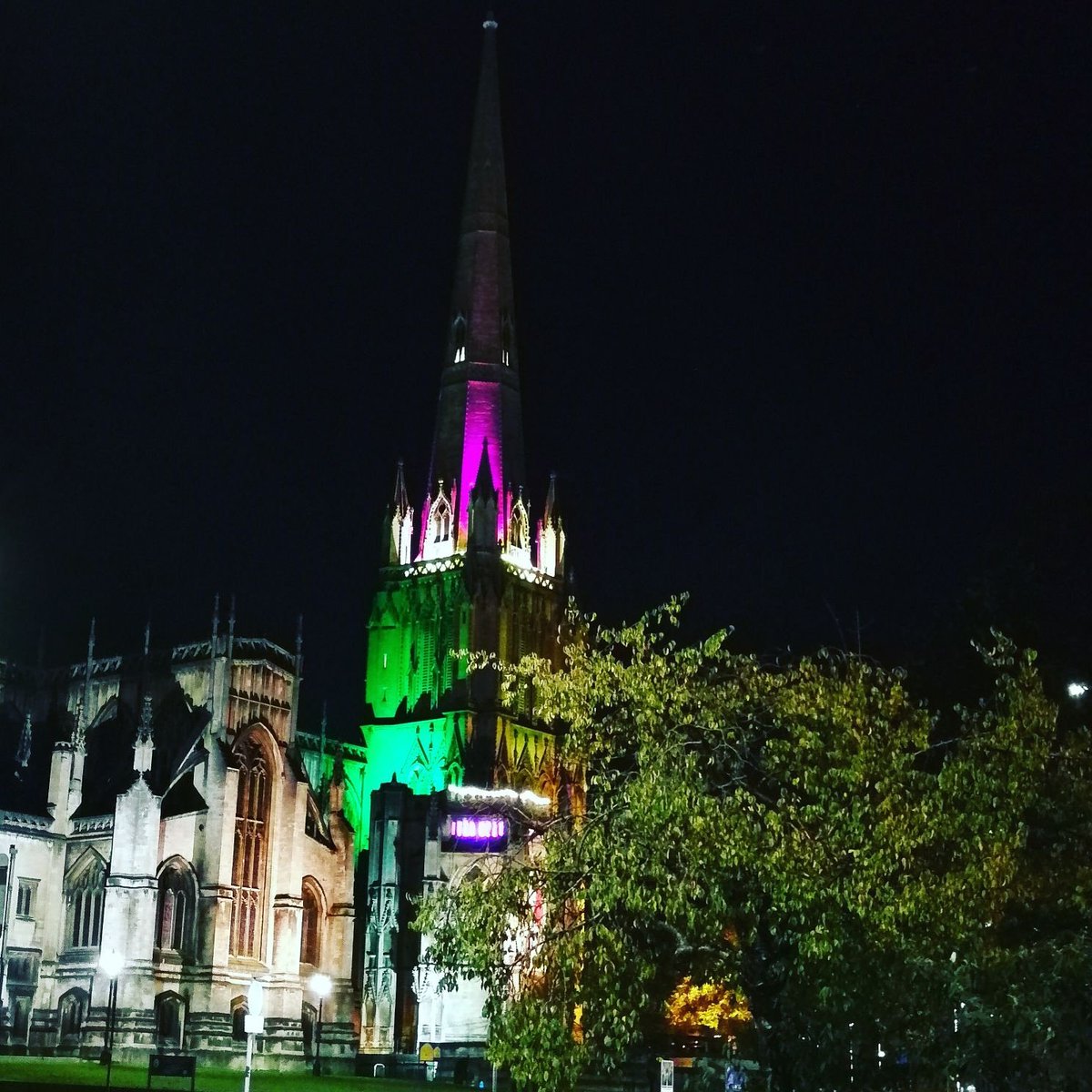 ChattertonsCafe's tweet photo. Looking good tonight @StMaryRedcliffe ⛪
#Bristol #redcliffe #lightup #Church #historic https://t.co/VoPBqlQ1C3