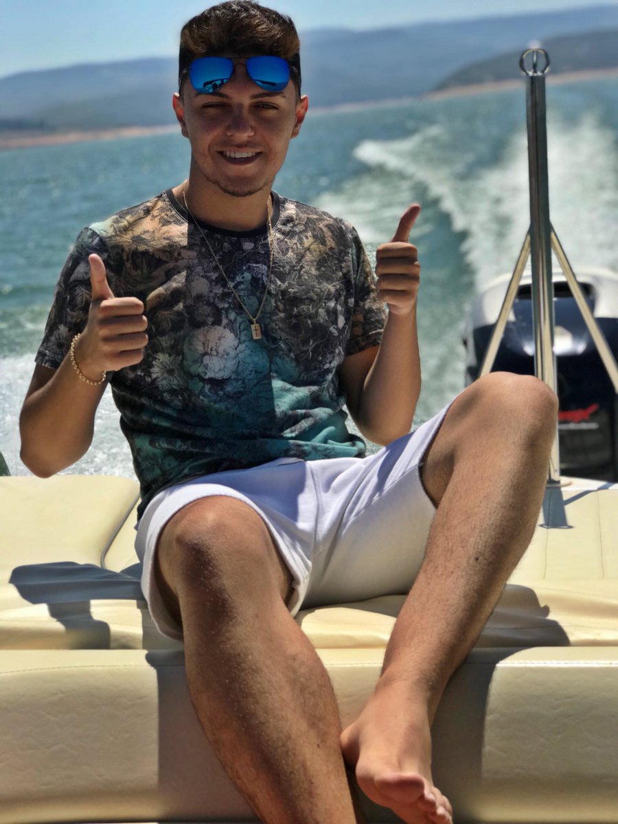 _brunocoimbraa's tweet photo. pensando bem nós ta ai mais que pesadão 🛥☀️🌴✨ https://t.co/TBVSHLKOg3