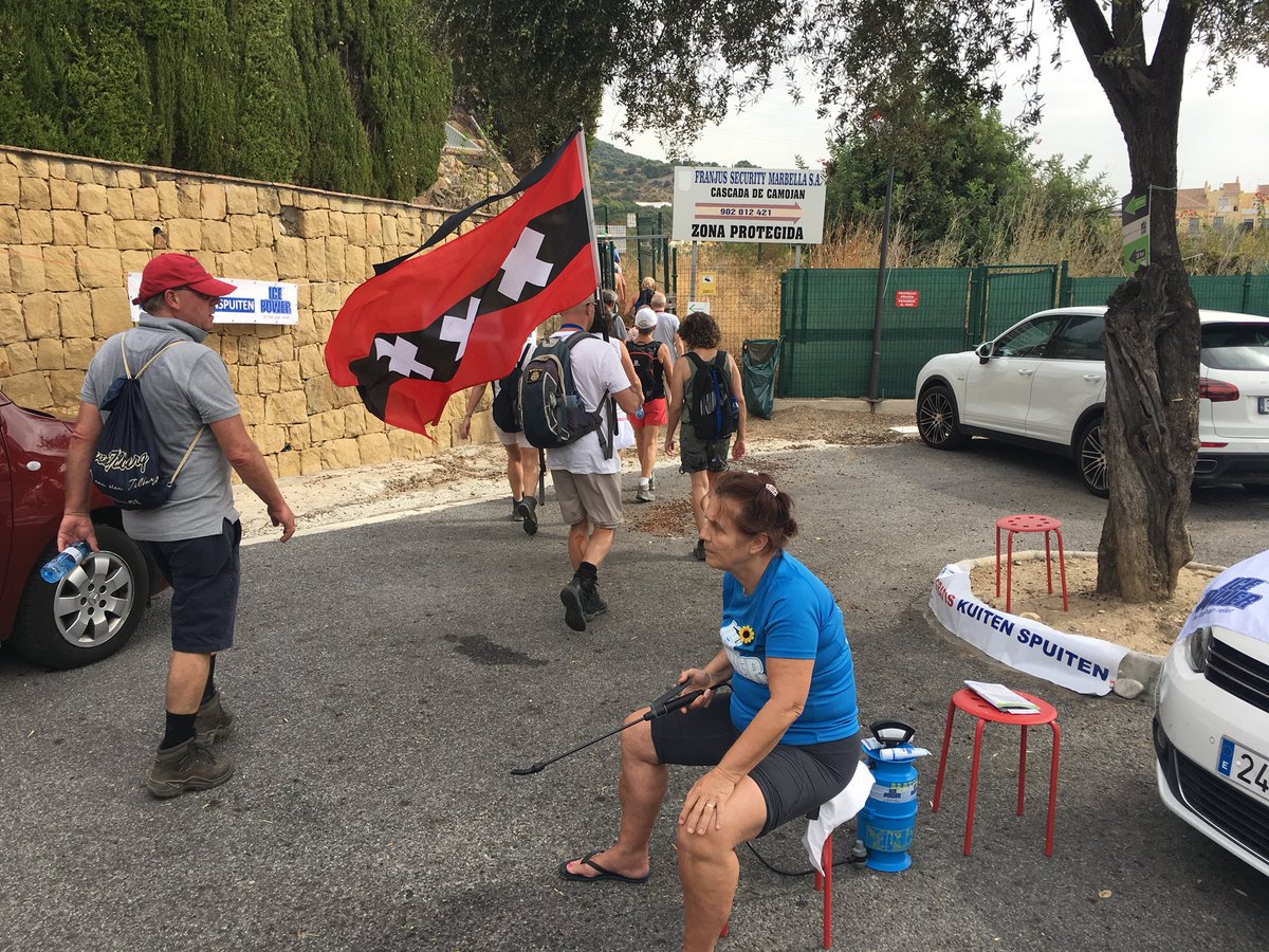 IcePowerNL's tweet photo. Mooi en respectvol eerbetoon #M4DW wandelaar aan Eberhard van der Laan tijdens event in Andalucia zaterdag 14 okt 17 .
Duim omhoog https://t.co/yzHnjEdqmt
