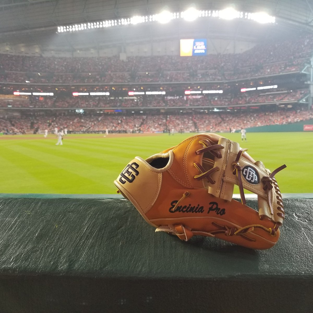 enciniagloves's tweet photo. #ALCS #newyorkyankees #HoustonAstros https://t.co/9M29ZwgjCW