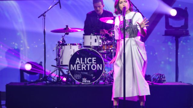 DalyDownload's tweet photo. #LaunchArtist  @AliceMerton's wanderlust inspired #NoRoots  https://t.co/dfYqIy2Lii https://t.co/Pl3GDm4KqB