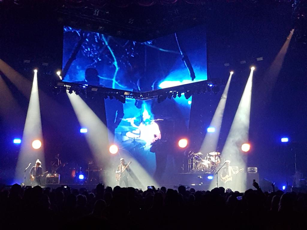 gwendolynn87's tweet photo. @KingsOfLeon #happyface https://t.co/Apa4QdlvWf