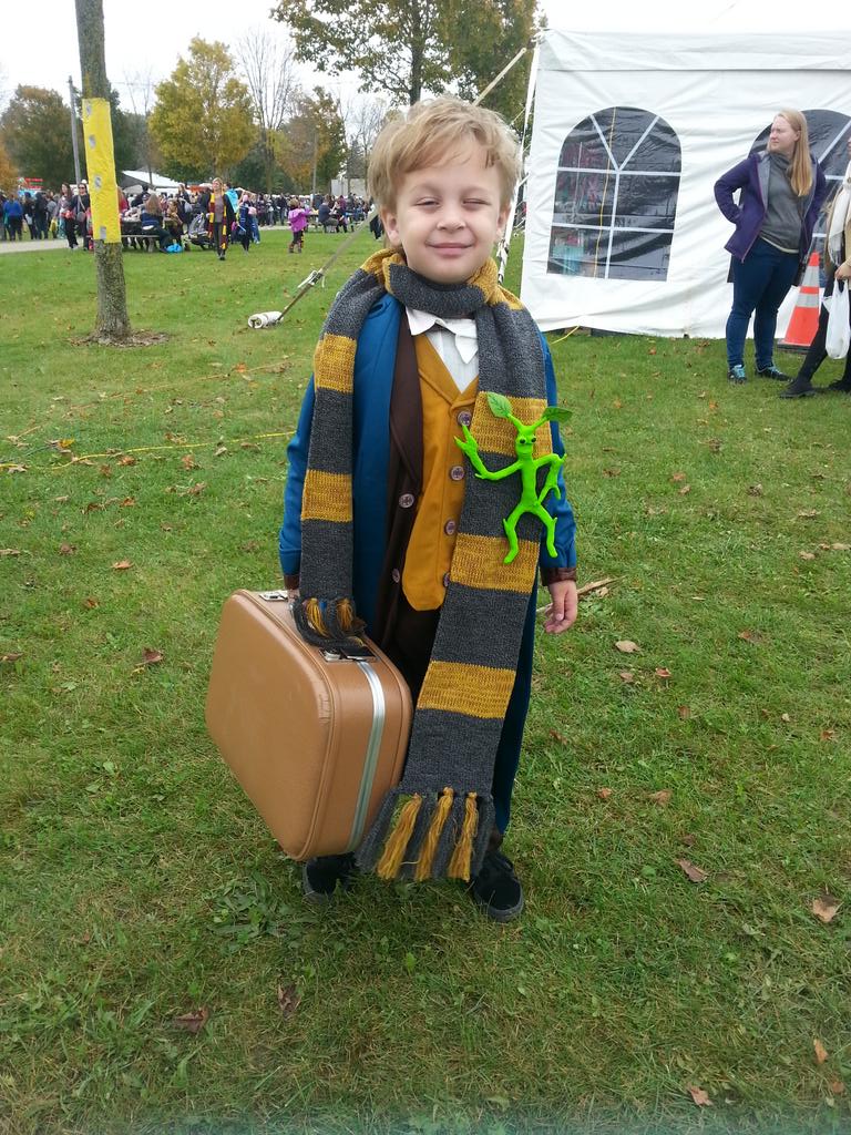 SnitchOnPitch's tweet photo. Amazing costumes today at the #FOW2017 #Harrypotter #cosplay #fantasticbeasts #festivalofwizardry2017 https://t.co/jpQK5iFZwU