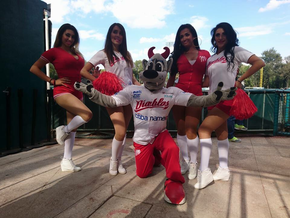 DiablosRojosMX's tweet photo. Dos completas en el Fray Nano en el 2o de la Serie Inaugural LIM 2017, Leones 1-1 Diablos LIM.
#InfiernoEnInvierno 🔥 ❄️ https://t.co/SPbYrW3YjJ