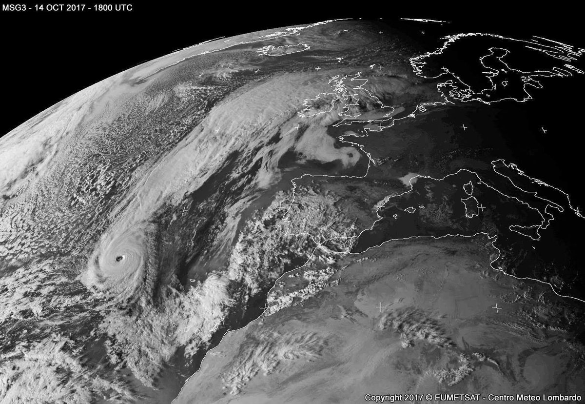 MeteoMTC's tweet photo. La foto del secolo. Passeranno decenni (forse)per vedere una cosa simile.
Fonte: Centro Meteorologico Lombardo
#HurricaneOphelia https://t.co/VhLW5BUGOd