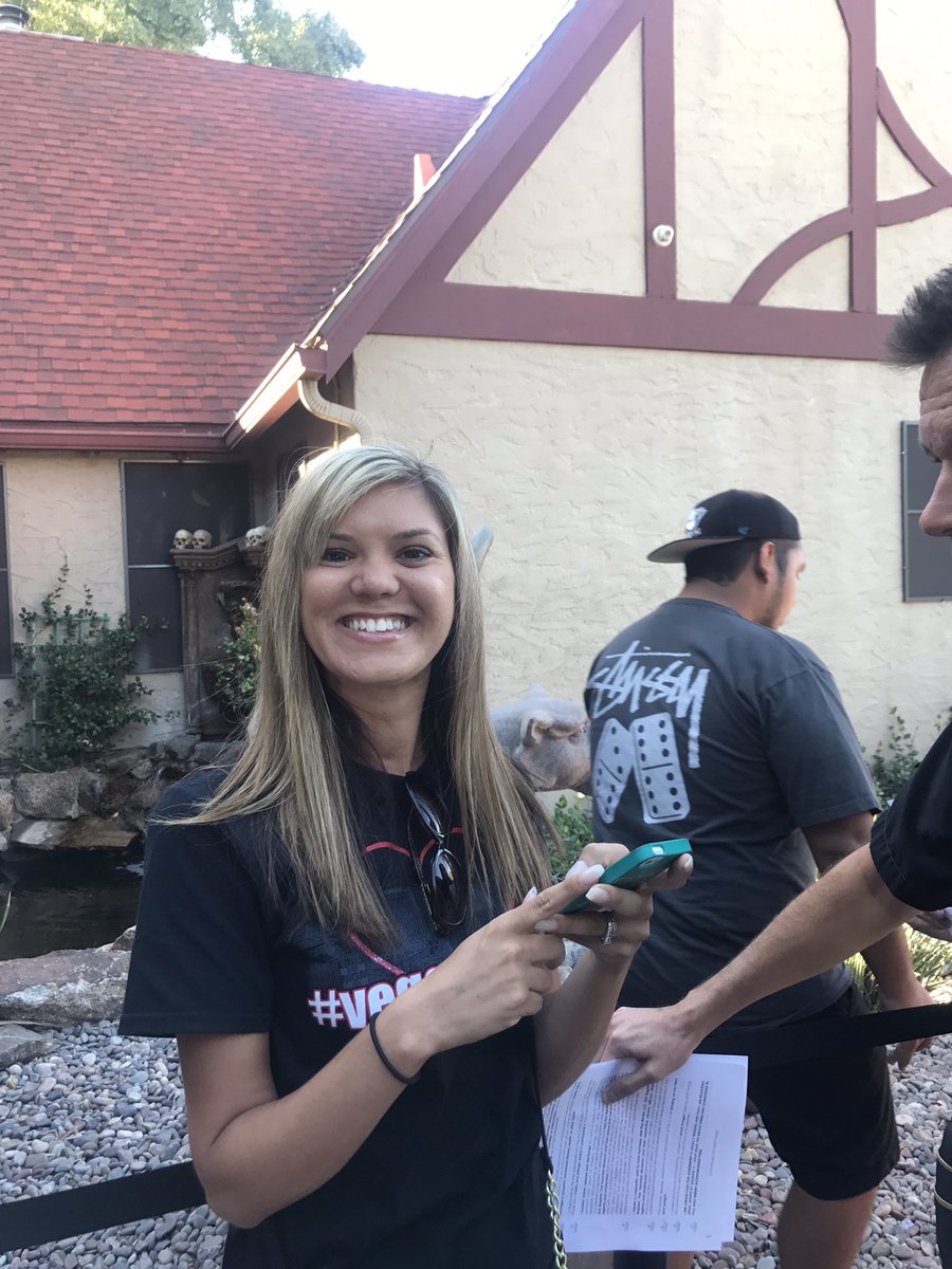 JusticeBrad's tweet photo. @Zak_Bagans we're outside and this girl is dying to meet you! https://t.co/F3rkoax9ai