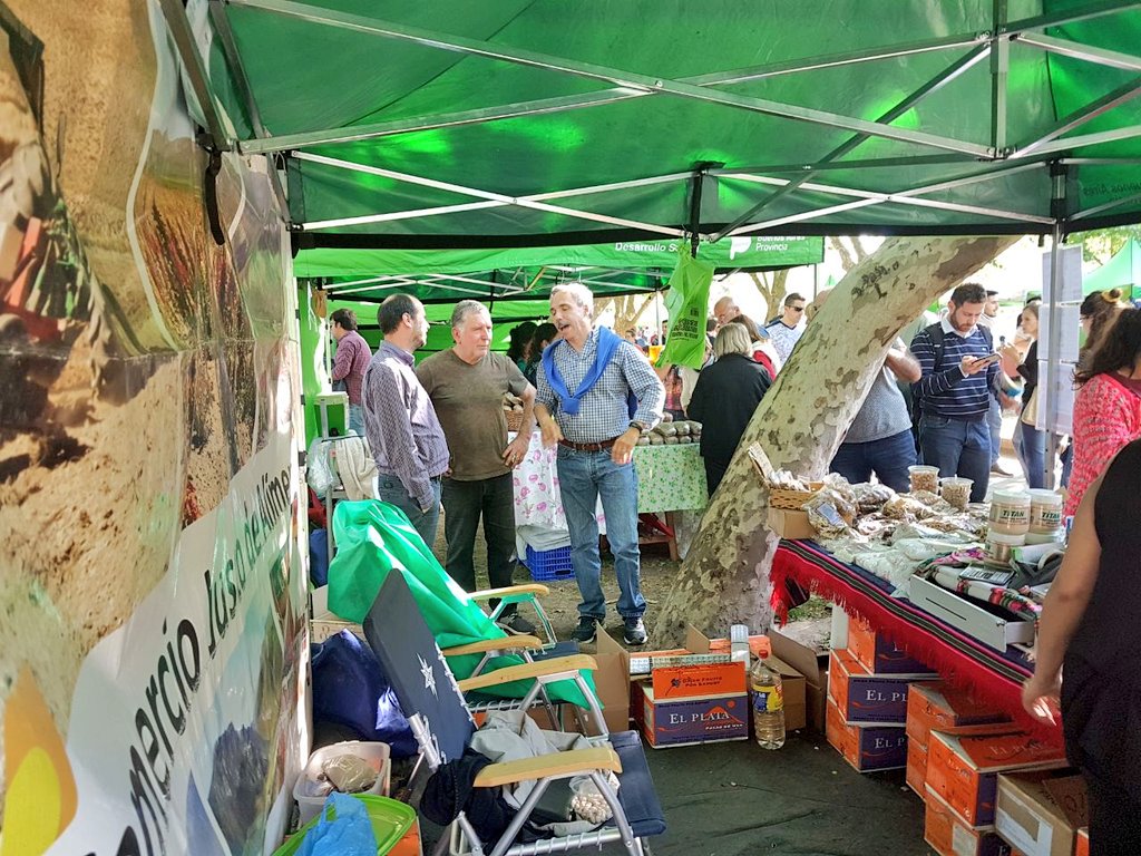 joserarteaga's tweet photo. Junto a @gastoncrespoLP presenciamos la #FiestaDelAlcaucil. Es fundamental el apoyo del Estado para el desarrollo del productor local https://t.co/JiWOcpxAzO