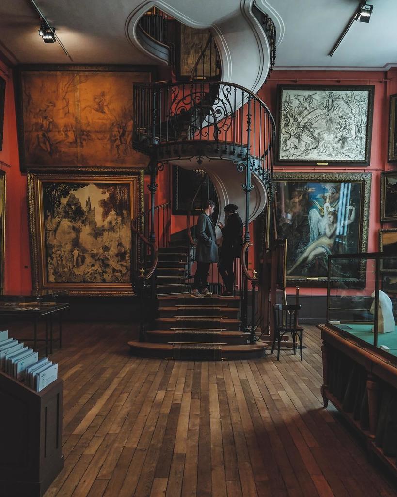 MystiqueMaple's tweet photo. This museum is a dip in the intimate life of the artist, but this staircase simply in love. #ShotonOnePlus https://t.co/zLV43BIUl3 https://t.co/6DRX1pq2Yj