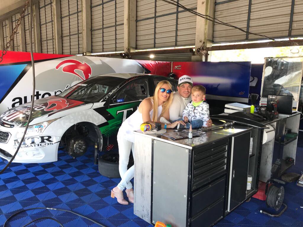 nfontana1's tweet photo. Con Mama @sverdoljak y mi piloto tester Mateo Fontana hoy en los boxes carrera de TN @prensatn en la Plata. https://t.co/f3zsRbB6U9