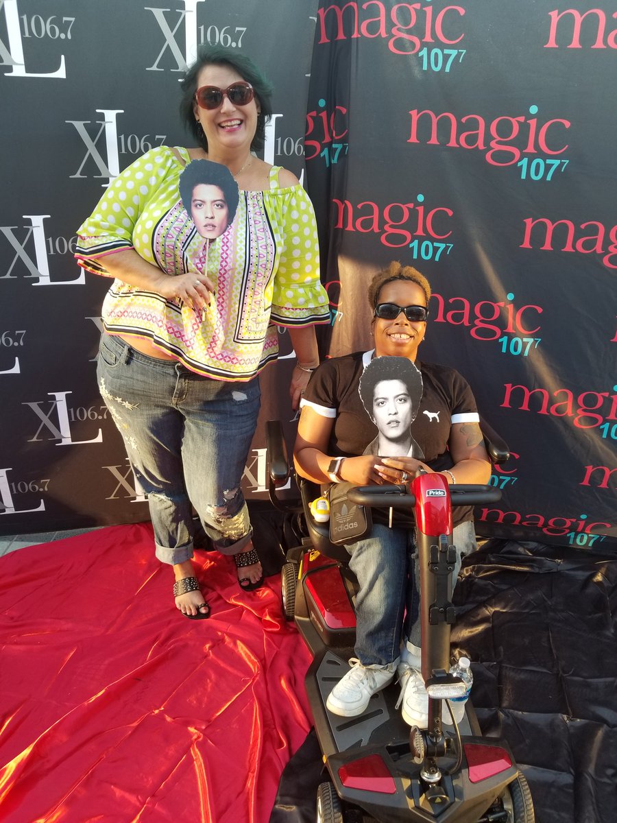 beachkimi's tweet photo. Me &amp; the bestie at Bruno Mars
#UpgradeMeXL https://t.co/LLoqUluxuc