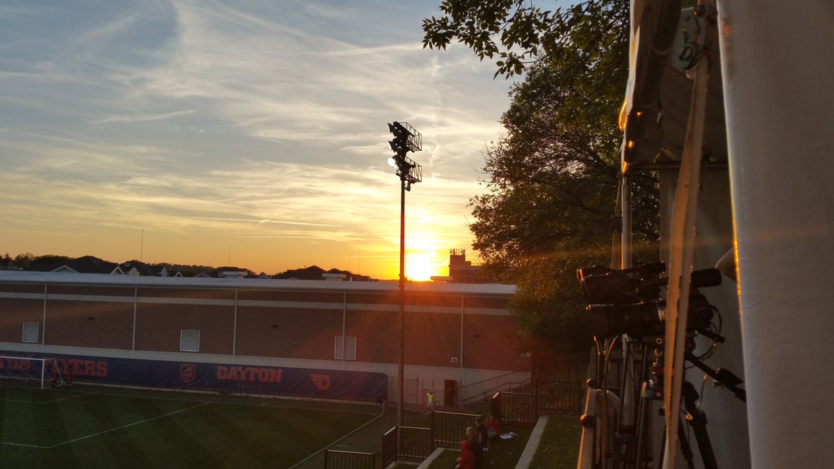 theleewmowen's tweet photo. Another beautiful sunset overlooking Baujan Field. #HelloDayton https://t.co/WrSMEDqVE3