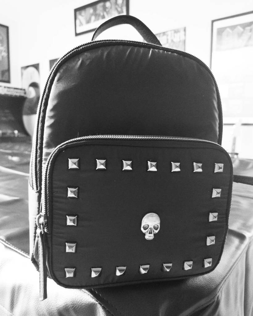 sirenhexe's tweet photo. My new bag, featuring a pin from @spookyboxclub 🖤☠️
*
*
*
#gothgoth #goth #nugoth #witch #witchcraft #witchesofins… https://t.co/CyqWofPupi https://t.co/sZC377JFdU
