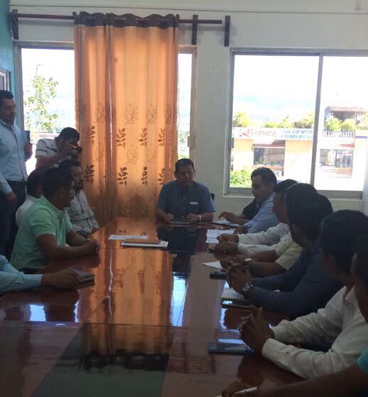 SEFADER_GobOax's tweet photo. Por instrucciones de @LaloRojas2016, @tonnymc se reunió con el Pdte. de Pinotepa, la #UGRCO Y #CEFPPO para coordinar trabajos zoosanitarios. https://t.co/Lqz4W1ELrw