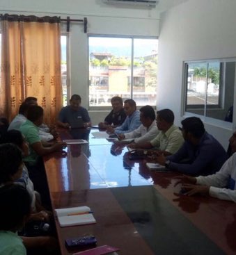 visionpolitica7's tweet photo. Por instrucciones de @LaloRojas2016, @tonnymc se reunió con el Pdte. de Pinotepa, la #UGRCO Y #CEFPPO para coordinar trabajos zoosanitarios. https://t.co/6qdEVALmUG