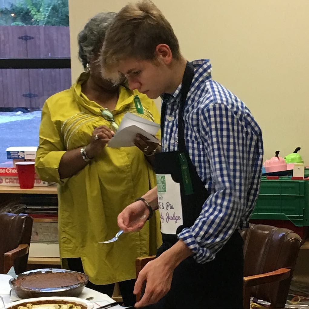 LoganJrChef's tweet image. Judging pie  @midsouthpeace #comeseeme #eatpie #judgepie #peacenpie #pienpeace