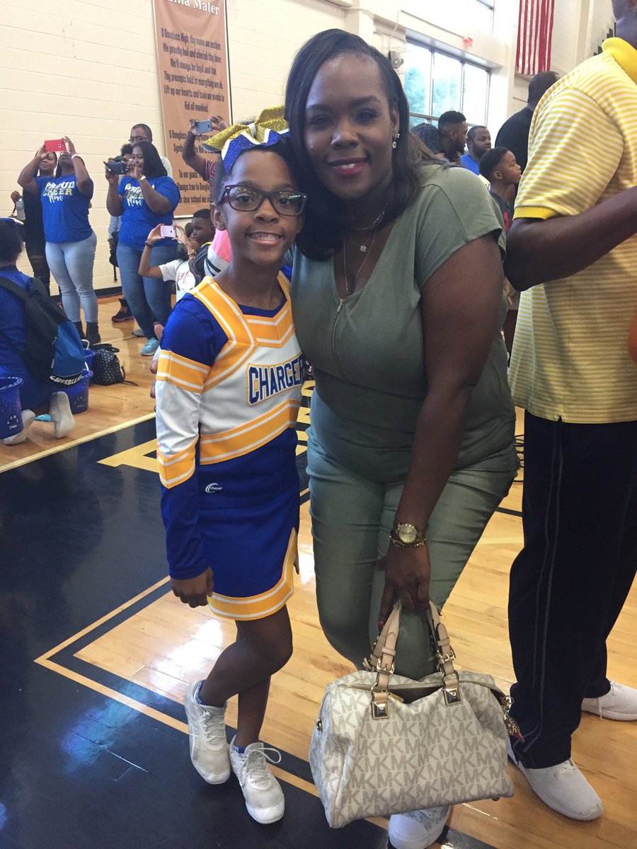 Ms_McCrary12's tweet photo. When your former students still invite you to share in their memories..Priceless! #KIPPVision #BuncheMS #FickettTrojans https://t.co/H8pEykEYoY