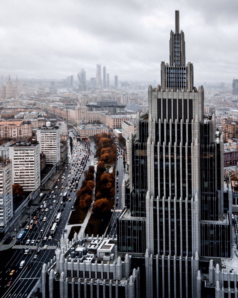 OGRDNKV's tweet image. Если уж и летать над Москвой, то только с настоящим пилотом /w @13_pilot1