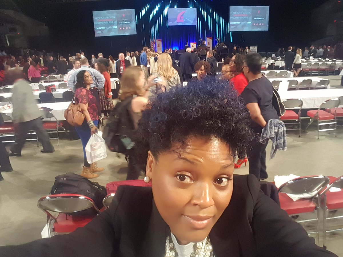 kimberlywinsllc's tweet photo. Gaining nuggets to improve my community's financial leadership! #tlyaw #greenboxrevolution https://t.co/V7huC6Miyy