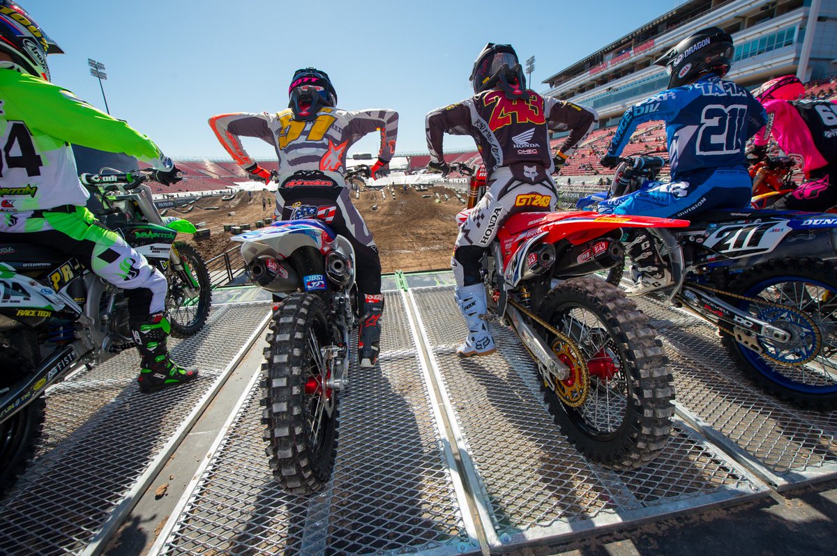 MotocrossNews's tweet photo. 2017 Monster Energy Cup | Qualifying Report - Lap Times &amp; Images From MEC https://t.co/Nhmg9BDgv8 https://t.co/SGXvdhvfbN