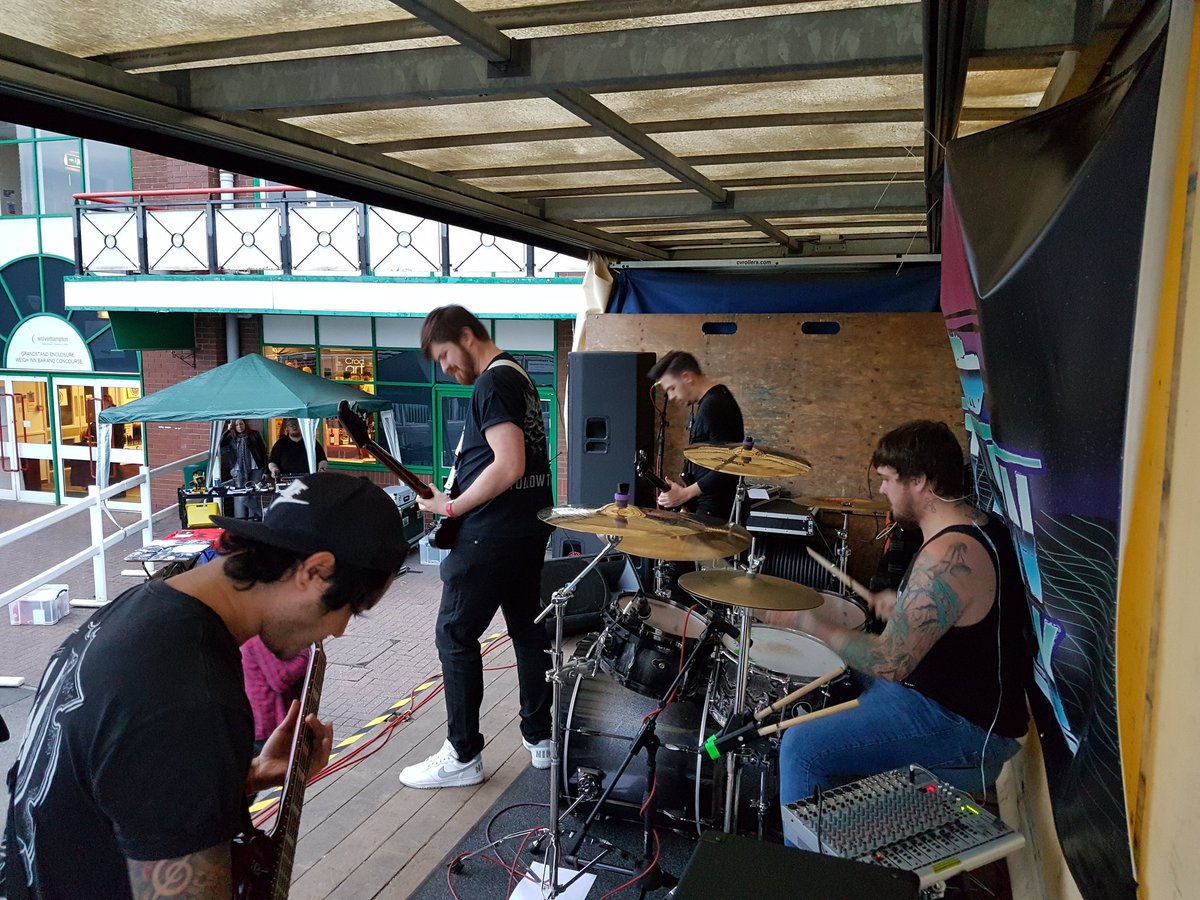 danielchengg1's tweet photo. Sidestage view at Wolverhampton Tattoo Convention. Guitars sounded good! #highriseuk #tattooconvention #peavey6505plus #orangecabs https://t.co/cSiutg0H8f