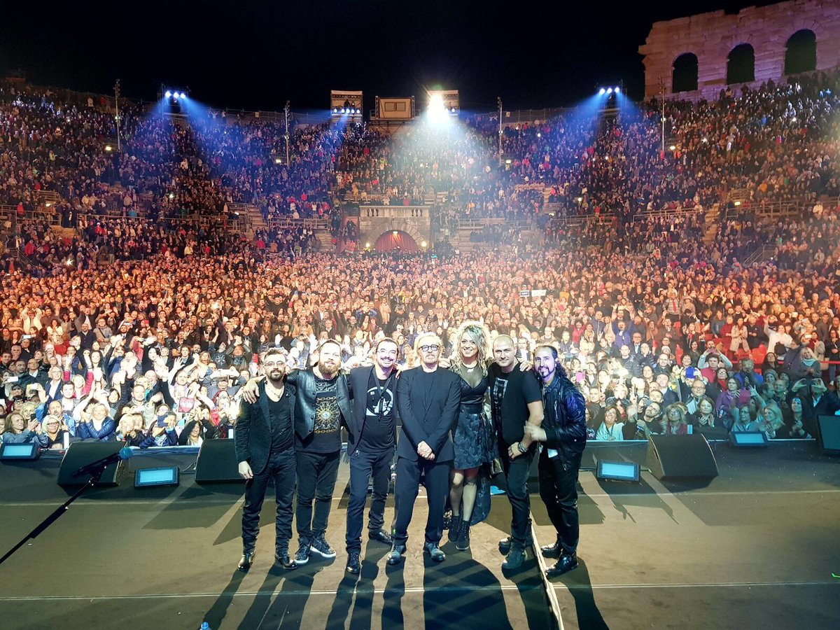 UmbertoTozzi's tweet image. Il grazie più grande va a voi! E'stata una serata indimenticabile !! #40ANNICHETIAMO