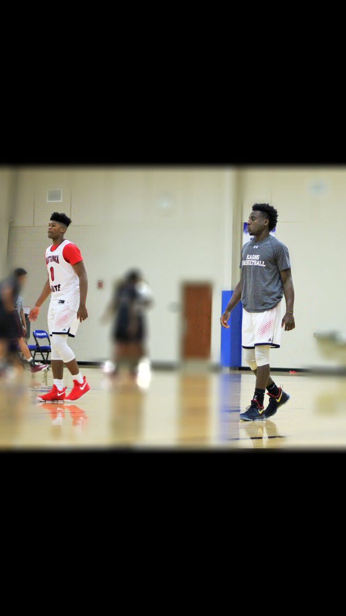 kjhawkins03's tweet photo. 2 lefties on the court at the same time😈🔥 #sumserious https://t.co/8ajpmaoF2E