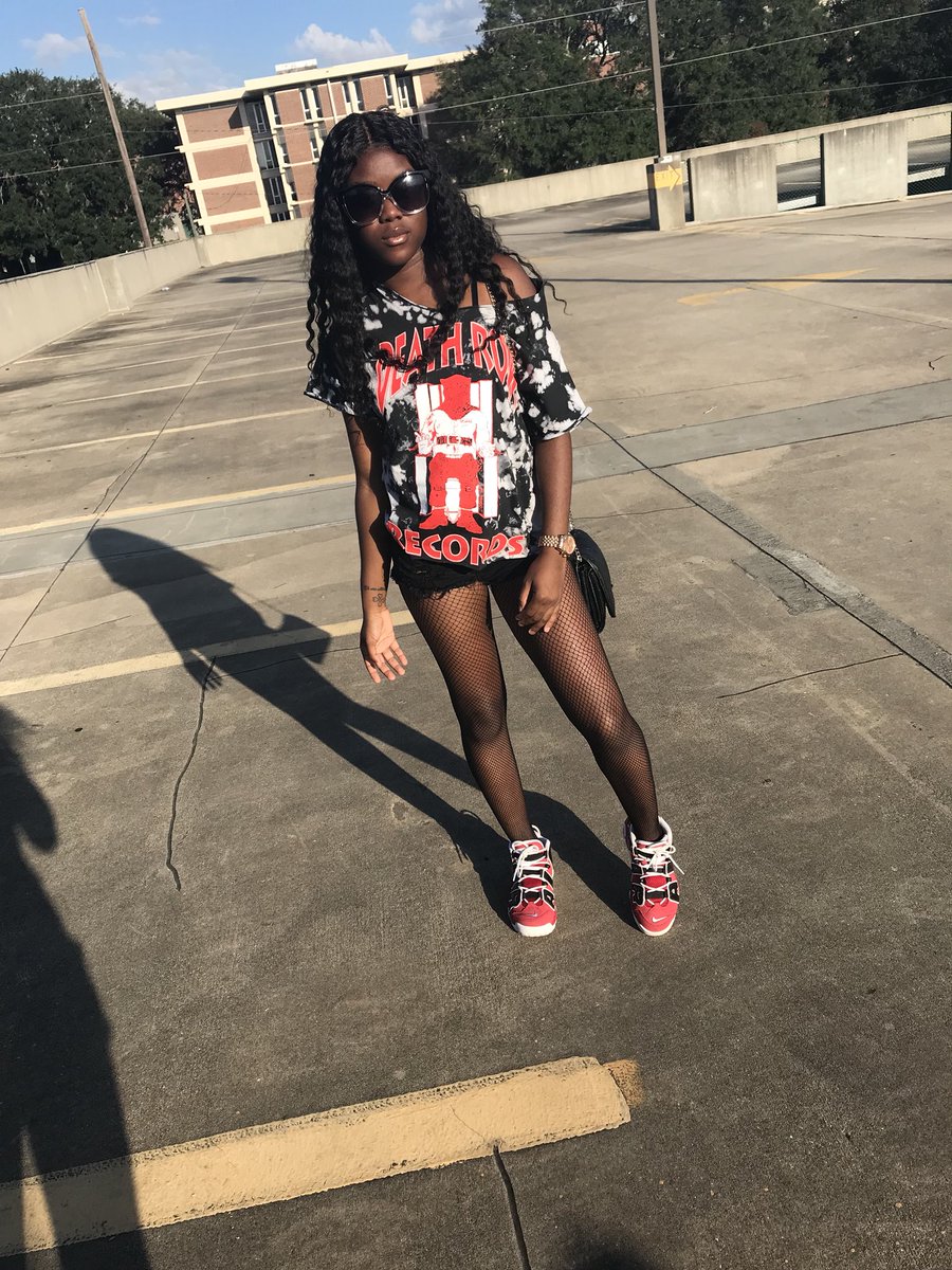 xo_Essencee's tweet photo. Picture me rolling 🖤 https://t.co/sg3PHycnUl