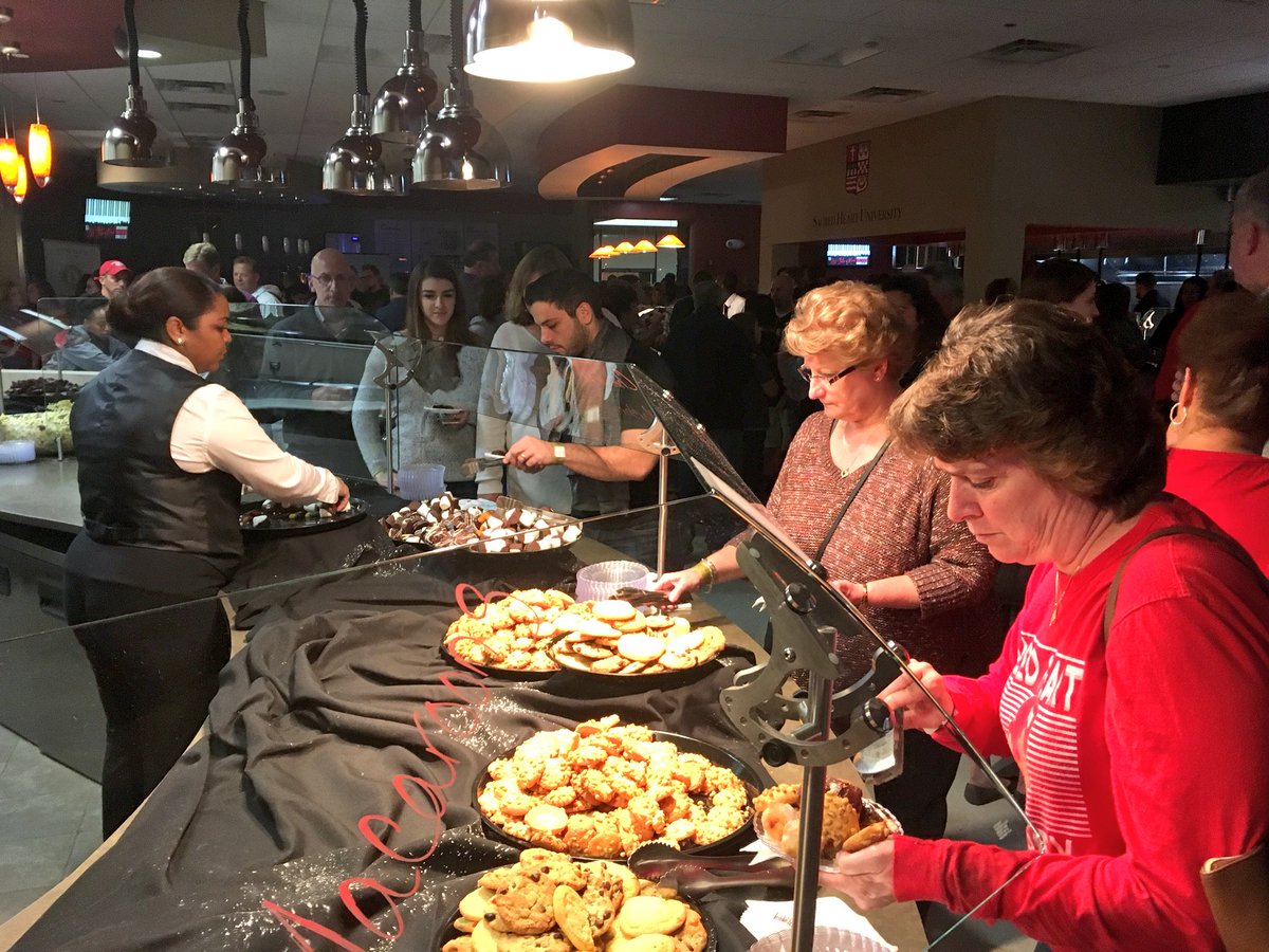sacredheartuniv's tweet photo. What a fantastic way to spend the evening at the #SHUFamilyWeekend dessert reception!

#WeAreSHU #Noms https://t.co/9awFs9AJs3