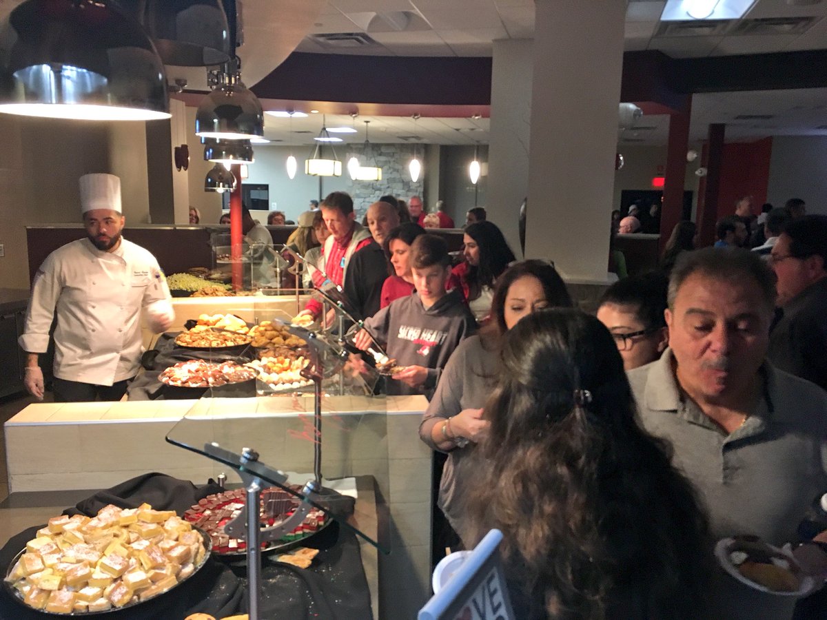 sacredheartuniv's tweet photo. What a fantastic way to spend the evening at the #SHUFamilyWeekend dessert reception!

#WeAreSHU #Noms https://t.co/9awFs9AJs3