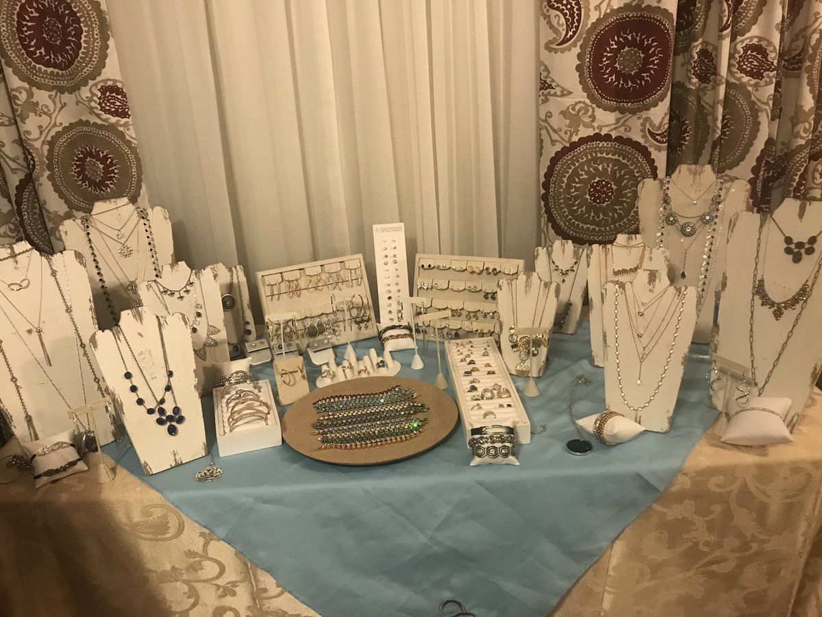 BeautifulBlkBiz's tweet photo. Hanging out with #BrooklynGiftables for her #Swarovski launch! #bbwec https://t.co/64j58KJQcj