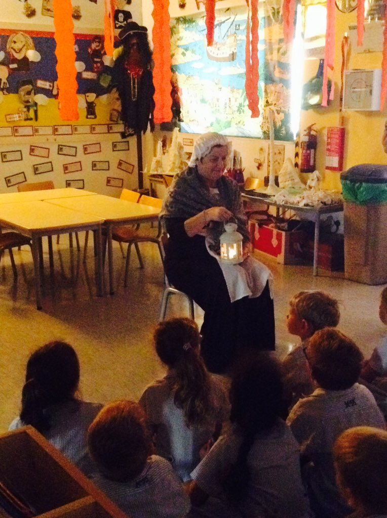 JESSPrimaryYR2's tweet photo. Year 2 @JESSPrimary have started Florence Nightingale week with a visit from Florence herself! #JESSQuestioning #JESSLiteracy https://t.co/ckeoC830j3