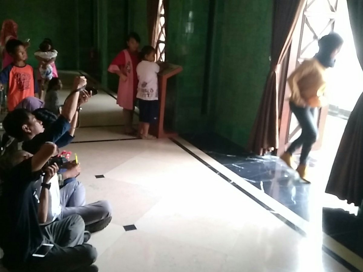 LevitasiHore's tweet photo. Lagi motretin mbak @silvafauziah nih 😁 https://t.co/NdOW4mTr75