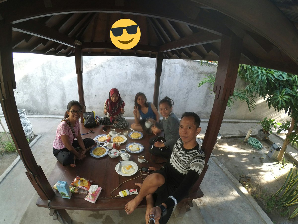 budi_solfami's tweet photo. Holiday with team #pulau #gilitrawangan #giliair #gilimeno #lombok #praya https://t.co/JK0LTF233D