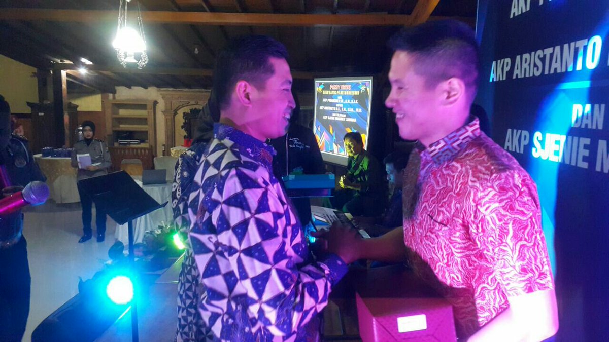 Terharu Sekaligus Terlucu, Acara Pamit Dan Kenal Kasatlantas Polres Bojonegoro   dlvr.it/Pvdx2X