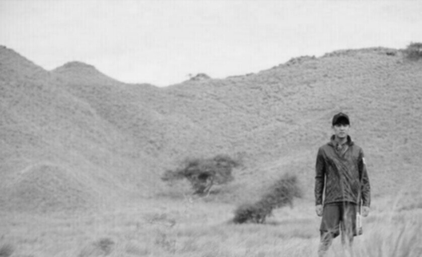 mingmingyu97's tweet photo. "Parallel Universe"

*Im here.
**Where is she?I thought she'd be here.
*Im always here.When will you see? 

#CaratSelcaDay #17CaratSelcaDay https://t.co/V1BXYD6rVu