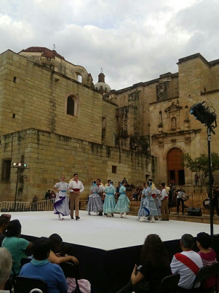 sofyvaldivia's tweet photo. En el Jardín "El Pañuelito" se presenta la Compañía de Danza Folklórica Tradicional Gubhixa A.C. #MIDO2017 #Oaxaca @SECULTA_GobOax @GobOax https://t.co/g2WSPzw3Qi