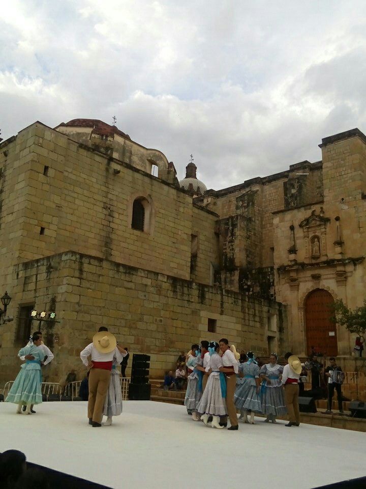 sofyvaldivia's tweet photo. En el Jardín "El Pañuelito" se presenta la Compañía de Danza Folklórica Tradicional Gubhixa A.C. #MIDO2017 #Oaxaca @SECULTA_GobOax @GobOax https://t.co/g2WSPzw3Qi